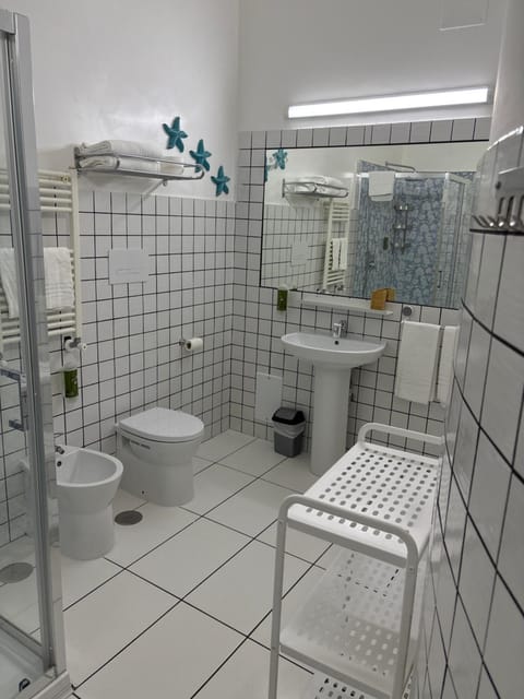 Shower, Toilet