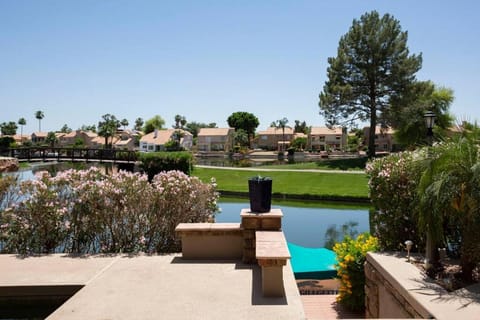 Ocotillo Lakes with pool heater, golf views, BBQ House in Chandler