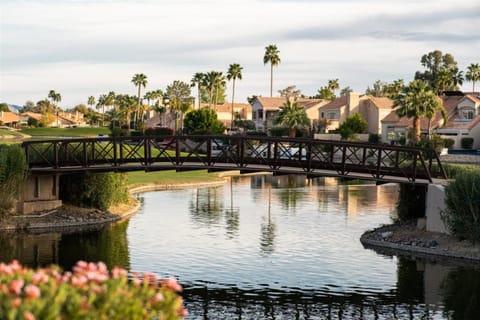 Ocotillo Lakes with pool heater, golf views, BBQ Casa in Chandler