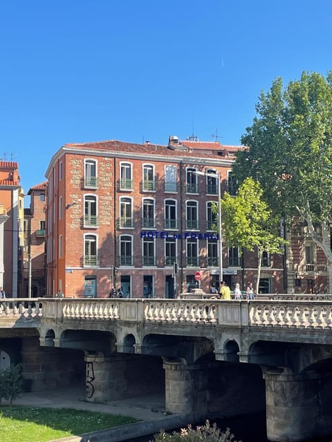 Property building, Day, Bedroom, Landmark view