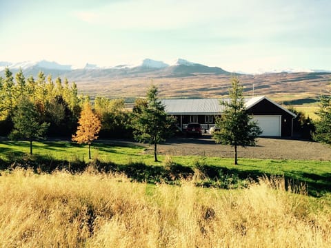 Facade/entrance, Spring, Day, Garden, On site, Mountain view