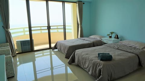 Bed, Balcony/Terrace, Photo of the whole room, Bedroom, Sea view, children, Family