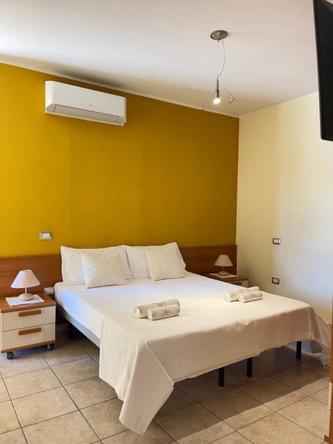 Bed, TV and multimedia, Bedroom, air conditioner