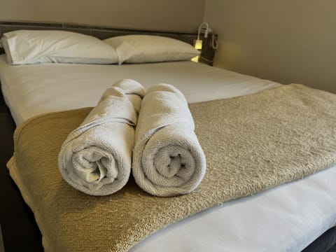 Bed, towels