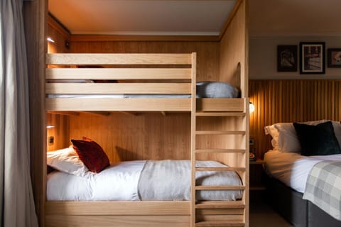 Bedroom, bunk bed