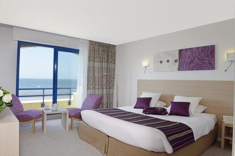 Bed, Photo of the whole room, Seating area