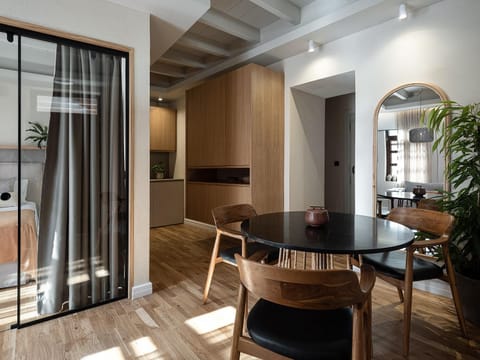 Kitchen or kitchenette, Seating area, Dining area