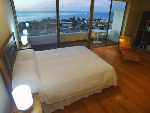 Bed, View (from property/room), Balcony/Terrace, Photo of the whole room, Bedroom, City view