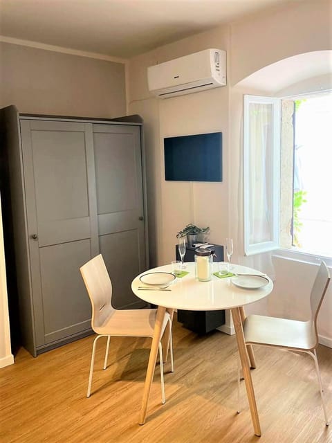 TV and multimedia, Living room, Seating area, Dining area, air conditioner