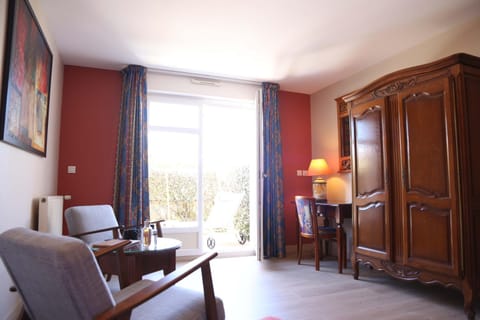 Photo of the whole room, Decorative detail