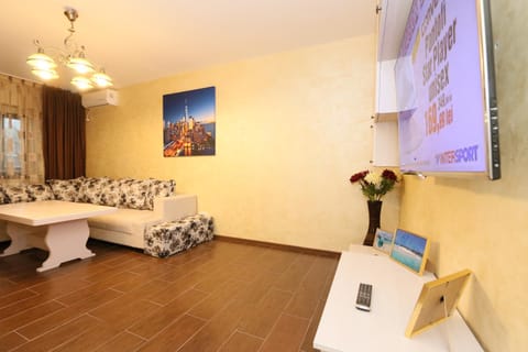 TV and multimedia, Coffee/tea facilities, Kitchen or kitchenette, Living room, Seating area