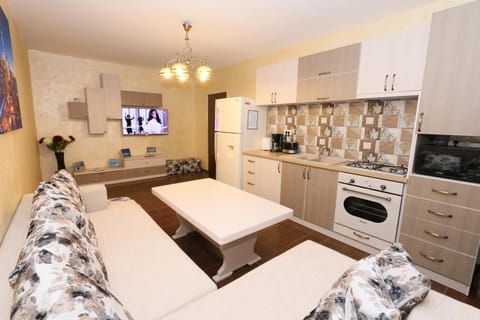 TV and multimedia, Coffee/tea facilities, Kitchen or kitchenette, Living room, Seating area