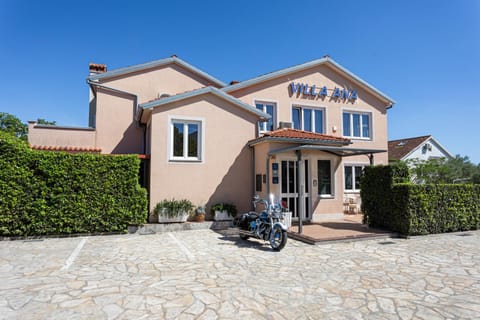 Facade/entrance, Floor plan