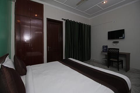 OYO Flagship 9075 Petals Inn Hotel in Noida