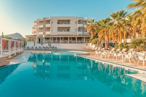 Property building, Day, Pool view, Swimming pool, sunbed