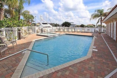 Luxury 5 Star Condominium Water Front 3 Beds 2 Bath Pool Hot-Tub Beach And City Views Condominio in Clearwater Beach