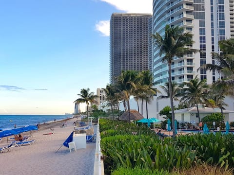 On The Beach - Lux 2 Bedroom Miami Condo in Hollywood Beach