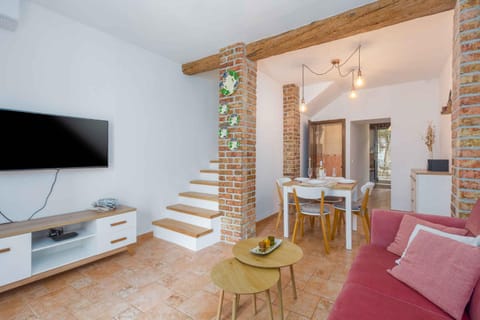 TV and multimedia, Living room, Seating area, Dining area