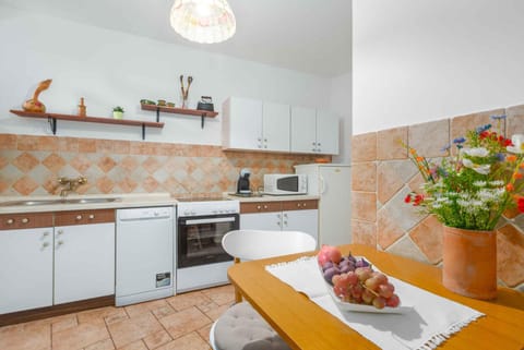 Coffee/tea facilities, Kitchen or kitchenette, Dining area