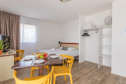 Bed, TV and multimedia, Bedroom