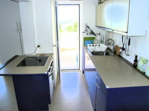 Kitchen or kitchenette, Dining area, Communal kitchen