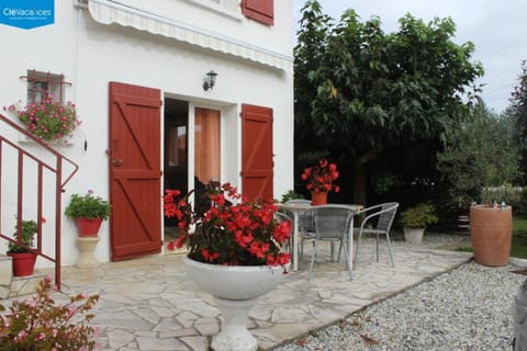 Patio, Facade/entrance, Balcony/Terrace