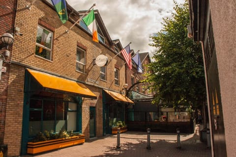 Restaurant/places to eat, Facade/entrance, Day