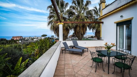 View (from property/room), Balcony/Terrace, Sea view, sunbed