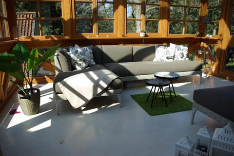Photo of the whole room, Decorative detail, Decorative detail