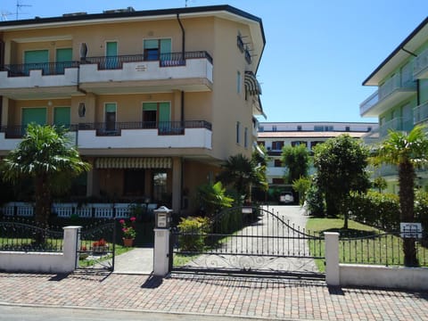 Facade/entrance, Floor plan, Beach, Garden view