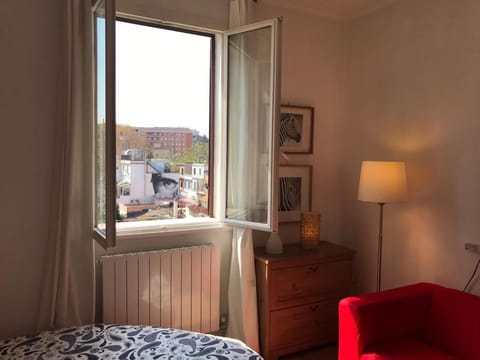 Photo of the whole room, Bedroom