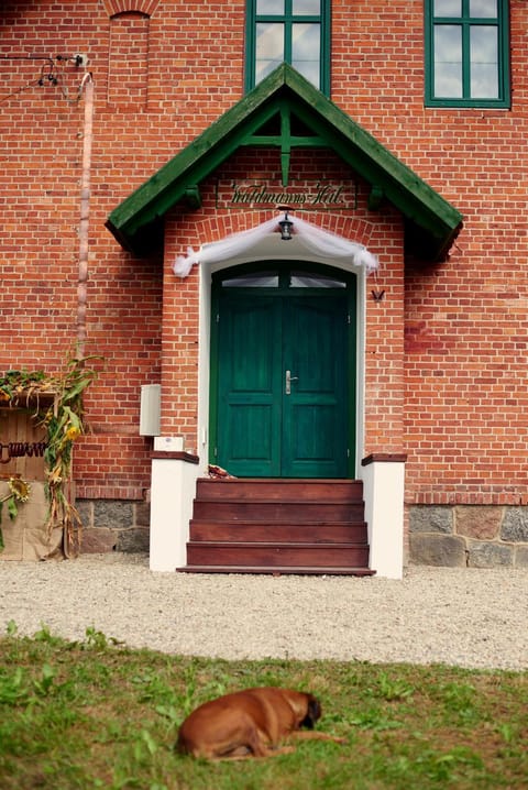 Facade/entrance