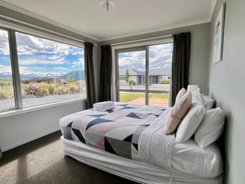 Bedroom, Mountain view