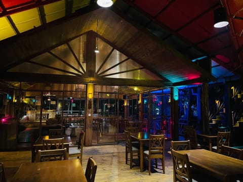 Restaurant/places to eat, Lounge or bar, Banquet/Function facilities