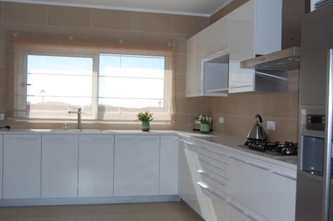 Communal kitchen, Pool view