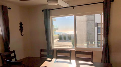 OceanCatcher - newly remodeled 3 bedroom retreat with ocean view in the heart of Mission Beach, sleeps 10 Haus in Mission Beach
