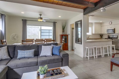 OceanCatcher - newly remodeled 3 bedroom retreat with ocean view in the heart of Mission Beach, sleeps 10 Casa in Mission Beach
