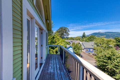 Azusa House House in Hood River