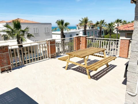Patio, Day, Balcony/Terrace, Dining area, Sea view