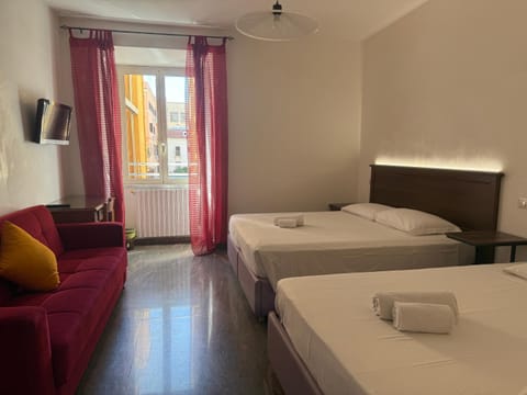 Bed, TV and multimedia, Photo of the whole room, Bedroom, towels