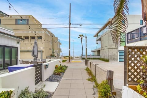 Oceanbreeze - newly remodeled delightful oasis in the heart of Mission Beach, sleeps 6 Casa in Mission Beach