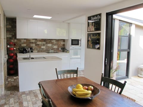 Coffee/tea facilities, Kitchen or kitchenette, Living room, Decorative detail