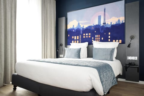 Bed, Photo of the whole room, Bedroom, City view, Street view