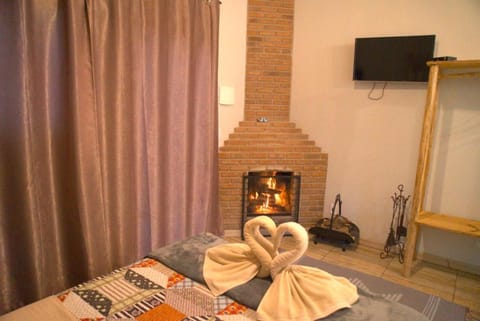 Restaurant/places to eat, Bed, Hot Tub, TV and multimedia, Photo of the whole room, Bedroom, Breakfast, fireplace, towels