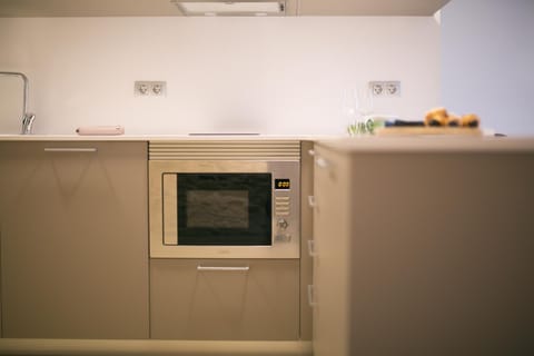 Kitchen or kitchenette, minibar