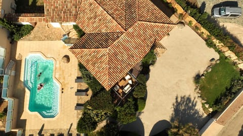 Property building, Bird's eye view, BBQ facilities, View (from property/room), Photo of the whole room, Pool view, dishwasher, washing machine