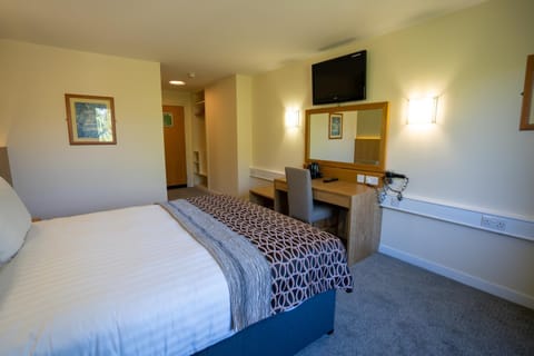 Bed, TV and multimedia, Photo of the whole room, Bedroom