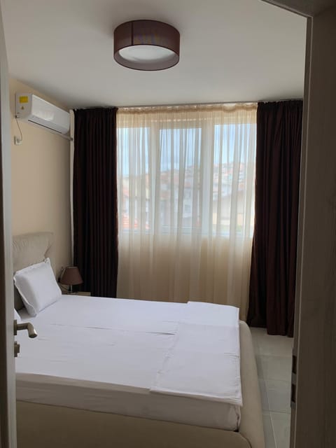 Property building, Restaurant/places to eat, Bed, Photo of the whole room, Bedroom