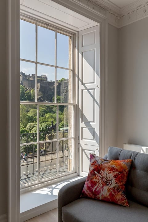 Destiny Scotland - Chisholm Hunter Suites Condo in Edinburgh