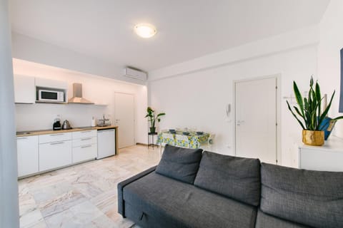 Kitchen or kitchenette, Living room, Seating area, oven, stove